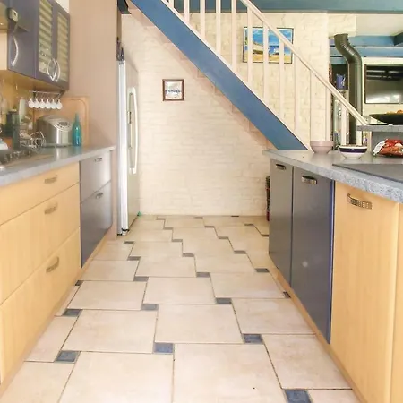 Two-bedroom Holiday In Sur Mer *