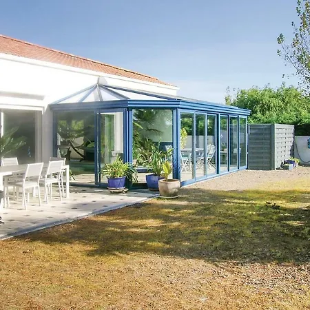 Two-bedroom Holiday In Sur Mer *